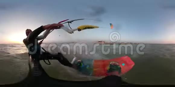 一个人骑着风筝在海上360度射击视频的预览图