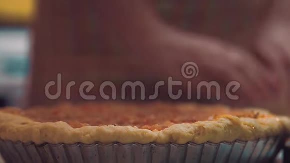 厨师在馅饼的基础上滚面团视频的预览图