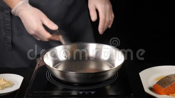 厨师准备煎锅厨师手在煎锅上方的特写镜头测量加热温度高清高清视频的预览图