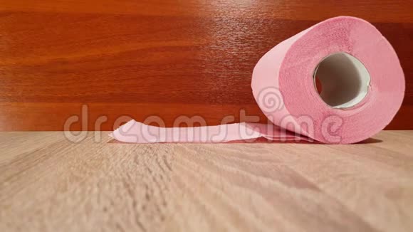 卫生纸一卷卫生纸粉色卫生纸视频的预览图