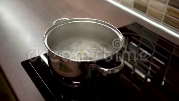 在家庭的炉子上用开水煮意大利面视频的预览图