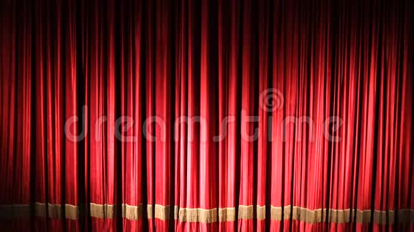 剧院或歌剧院有灯光的红色封闭窗帘视频的预览图