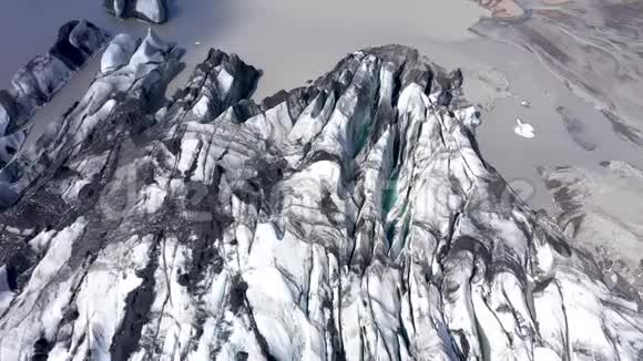 飞越冰岛南部的Solheimajokull冰川空中无人机在ic中捕捉到的裂缝和黑色火山灰的视图视频的预览图