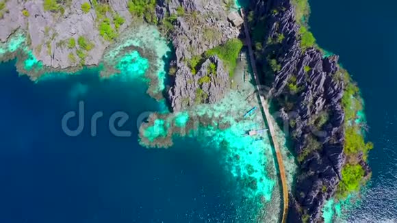 菲律宾巴拉望科罗恩岛美丽的翡翠双生泻湖的鸟瞰图视频的预览图