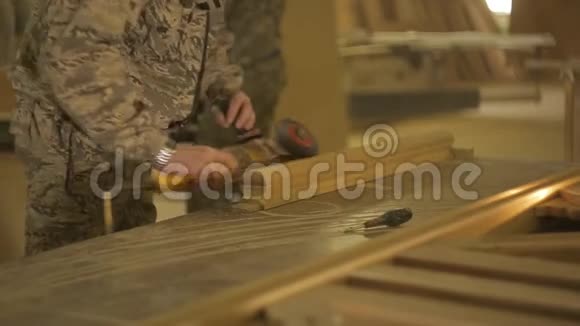 木匠借助一种特殊的工具生产锌和剥离木材仪器死亡视频的预览图