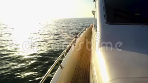 游艇帆船比赛场景豪华游艇在梦幻般的日落中帆船在开阔的大海上游艇豪华游艇视频的预览图