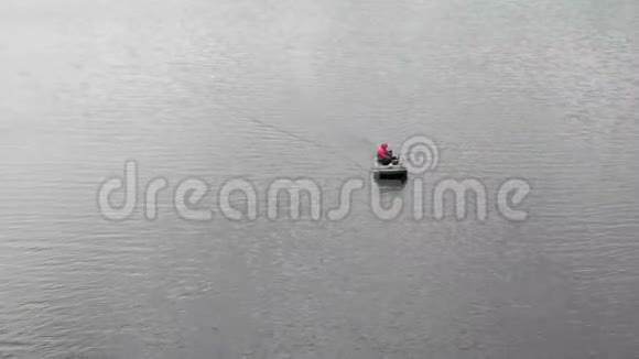 一个坐橡皮船的渔夫在河上游泳视频的预览图