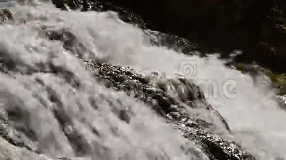 白水冲过石灰华岩石瀑布视频的预览图