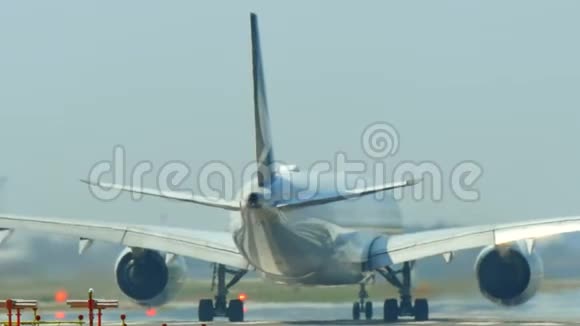 商务航班在巴塞罗那国际机场起飞视频的预览图