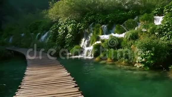 小瀑布靠近美丽的沃登小路视频的预览图