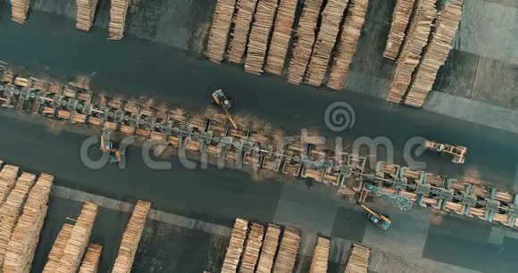 从一个锯木厂的院子上方升起一堆树干视频的预览图