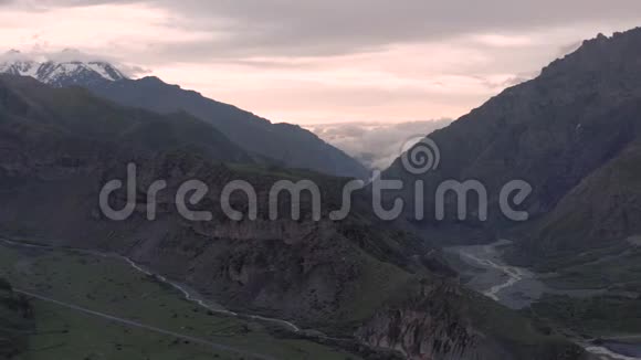 格鲁吉亚山脉日落Kazbegi和GergetiTrinity教堂北高加索无人驾驶飞机飞行视频的预览图