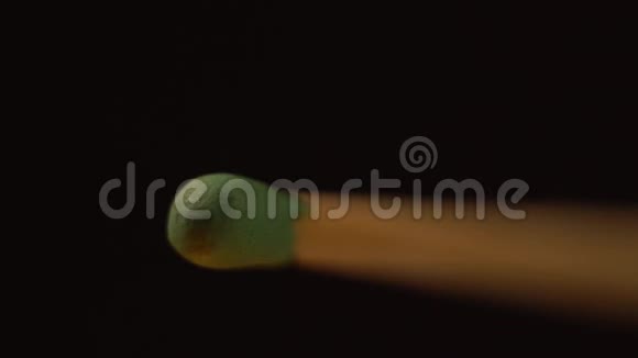 在黑色背景下在缓慢的运动中将点火的宏观镜头关闭到绿色的头部匹配视频的预览图