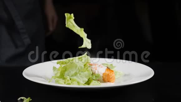 莴苣叶在盘子上缓慢下落鲜煎三文鱼片放在白板上美食视频的预览图