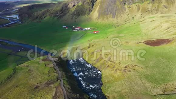 无人驾驶飞机在冰岛的斯高加佛斯瀑布上空看到彩虹视频的预览图