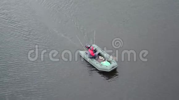 一个坐橡皮船的渔夫在河上游泳视频的预览图