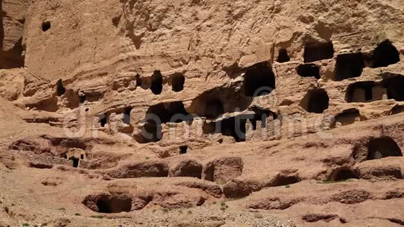 在巴米扬诸佛遗址的悬崖上雕刻的洞穴开口的正面视频的预览图