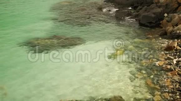 海浪拍打在岩石海岸从水中可以看到沙子和石头视频的预览图