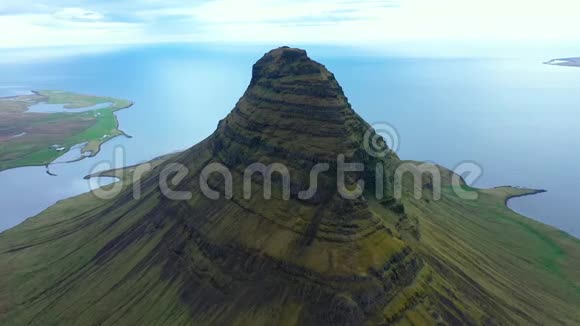 空中4k无人驾驶飞机俯瞰柯克朱费尔山这是冰岛最标志性的山脉之一位于斯奈费尔斯尼半岛视频的预览图