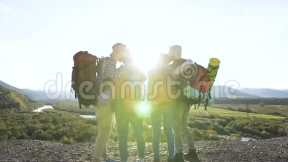 四个朋友在山上背景上自拍视频的预览图