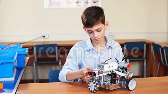 机器人学校的小男孩制造机器人视频的预览图