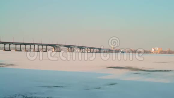 冰雪覆盖的河桥上的交通视频的预览图