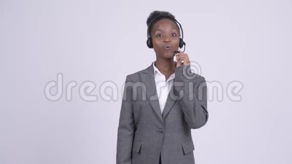 年轻漂亮的非洲女商人呼叫中心代表讲话视频的预览图