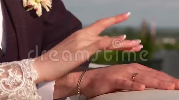 新婚夫妇结婚当天的手视频的预览图