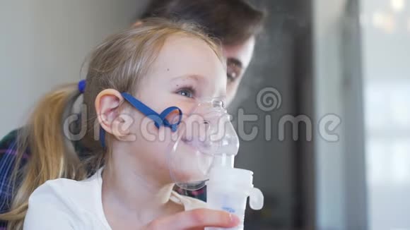 小女孩正在接受吸入疗法视频的预览图
