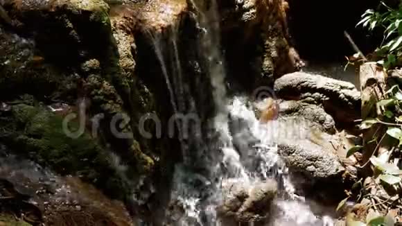 山河小瀑布编制视频的预览图