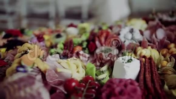 室内聚会上的托盘上的各种食物和小吃的特写冷自助视频的预览图