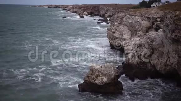 黑海风暴巨浪在水下岩石上破碎白色泡沫在水面上视频的预览图