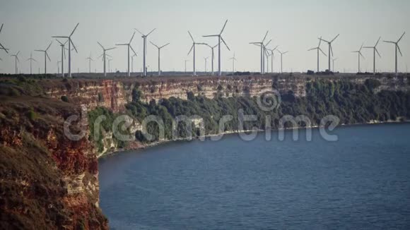 卡利亚克拉角陡峭的石头海岸的风力发电站视频的预览图