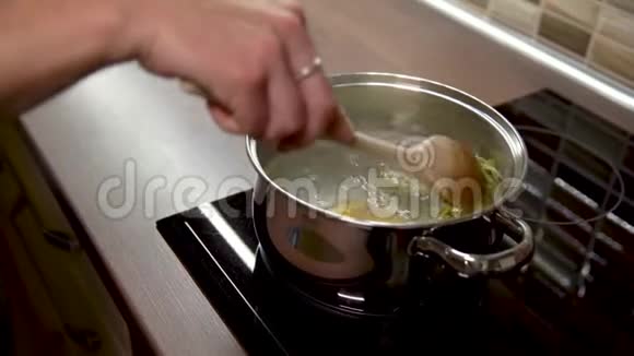 在家庭的炉子上用开水煮意大利面视频的预览图