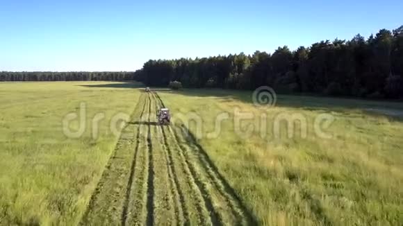 割草机开着车在田里割草视频的预览图