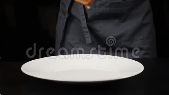 美味的菜肴餐厅食物烹饪厨师戴手套把煎鳟鱼片放在白色盘子里慢动作高清高清视频的预览图