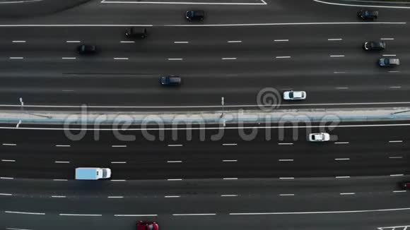 高速公路的鸟瞰图摄像机向左缓慢移动许多汽车在10车道的高速公路上行驶视频的预览图