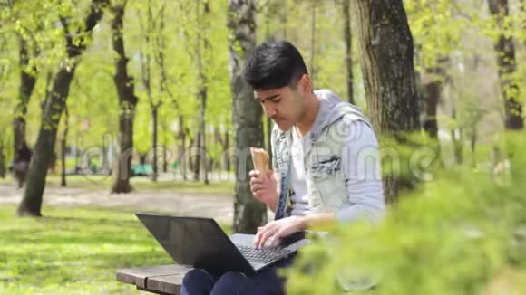 亚洲男子自由职业者工作在笔记本电脑和吃冰淇淋视频的预览图
