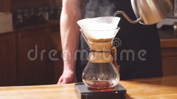 咖啡室的咖啡师正在泡咖啡视频的预览图