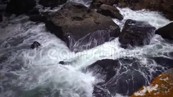黑海风暴大浪在水下岩石上破碎视频的预览图