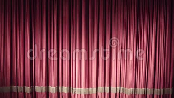 剧院或歌剧院有灯光的红色封闭窗帘视频的预览图