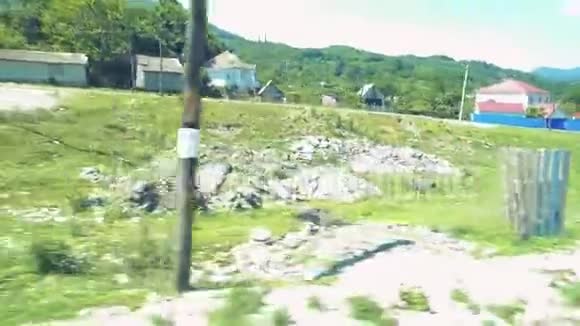 波夫移动汽车很多草和树以及贫穷的房子视频的预览图