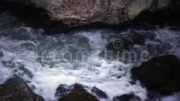 黑海风暴巨浪在水下岩石上破碎白色泡沫在水面上视频的预览图
