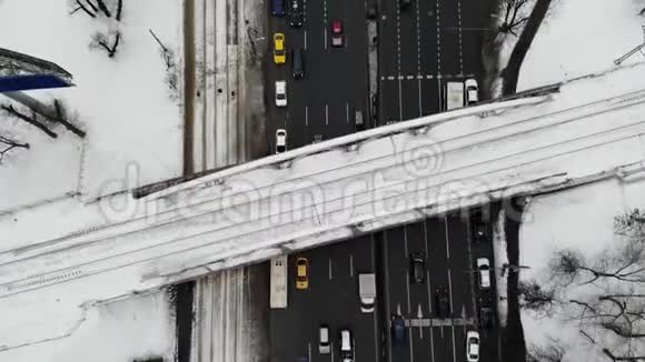 鸟瞰道路交叉口冬季时间与汽车公共汽车其他交通与铁路桥梁以上道路视频的预览图