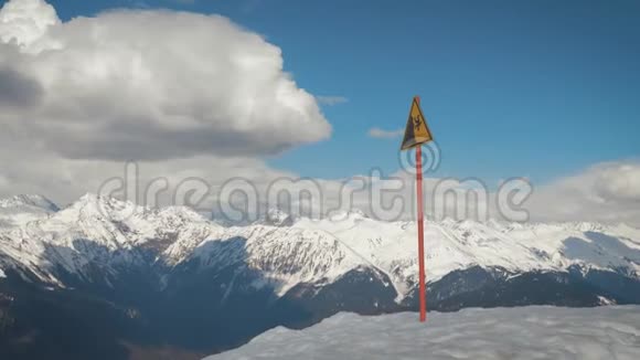 可能从山上坠落的警告标志视频的预览图
