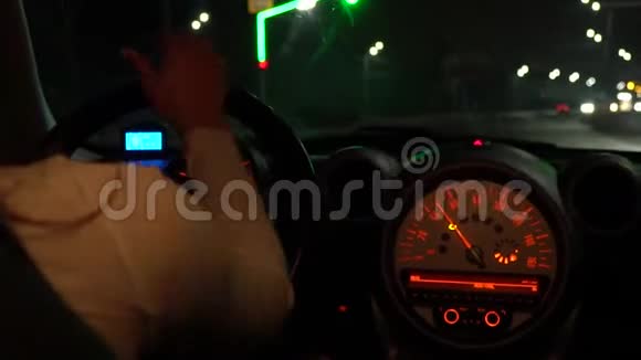 年轻的黑发女人穿着白色上衣开着她的车在高速公路上视频的预览图