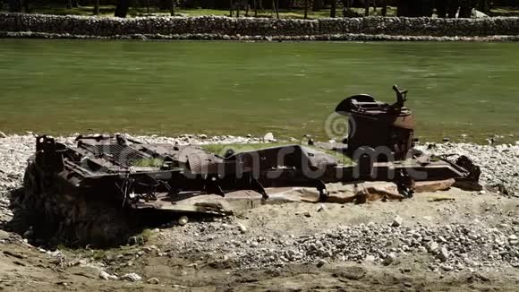 靠近河边的金属废料视频的预览图