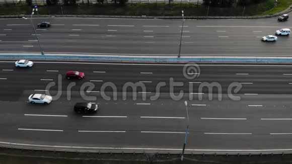 高速公路的鸟瞰图摄像机向左缓慢移动许多汽车在10车道的高速公路上行驶视频的预览图