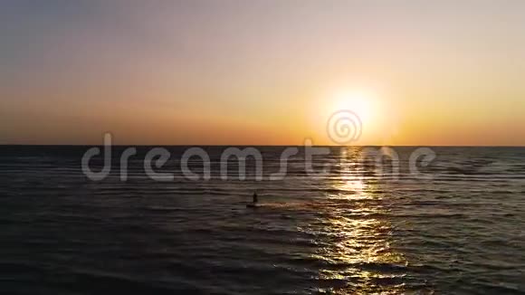从橙色日落的高度俯瞰大海骑着基特驾驶着训练风筝视频的预览图