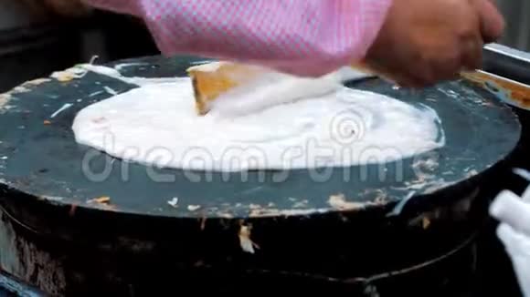 传统的简冰被烤和包裹在街头食物快餐和烹饪概念视频的预览图